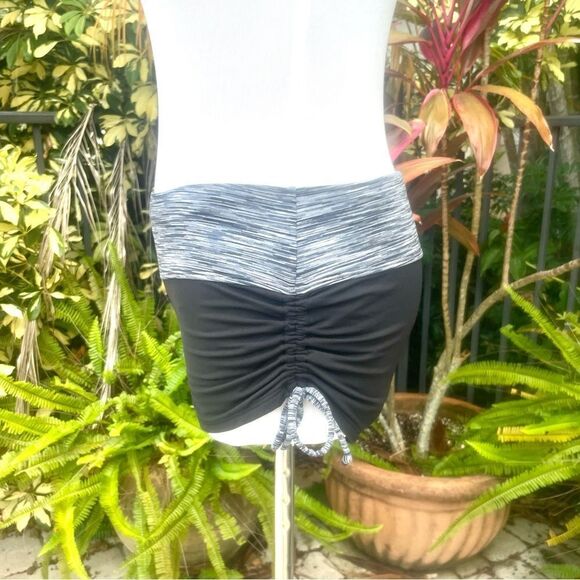 Athleta Contrast Runched Active Shorts - Picture 5 of 10